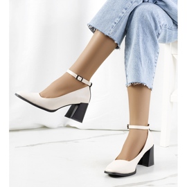 Beige pumps med rem 1