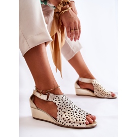 PA2 Genombrutna sandaler i läder på kilguld Sellena gyllene 2