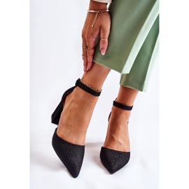 WS1 Blanka Svarta Amira Pumps På En Bar 1