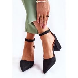 WS1 Blanka Svarta Amira Pumps På En Bar 2