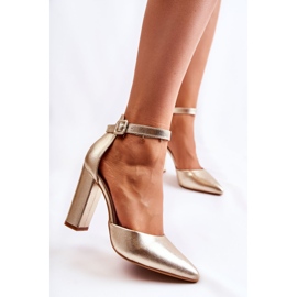 WS1 Läderpumpar På En Hög Gyllene Salira-pelare 1