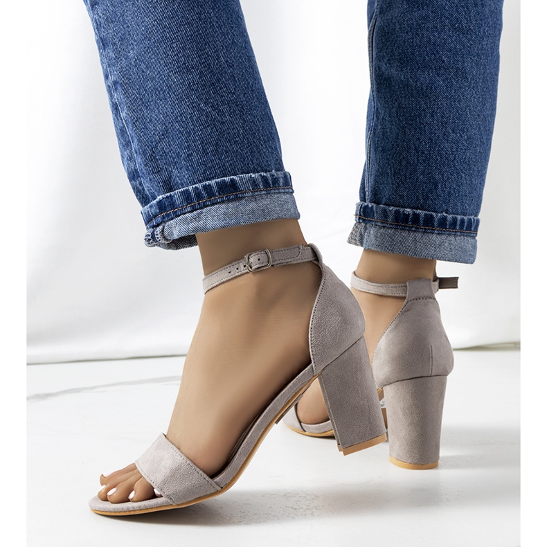 PA1 Gråa sandaler på Karellastolpen gul 1