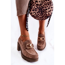 PL5 Mörkbeige Harmell eleganta skor på en pelare med en gyllene prydnad brun 1