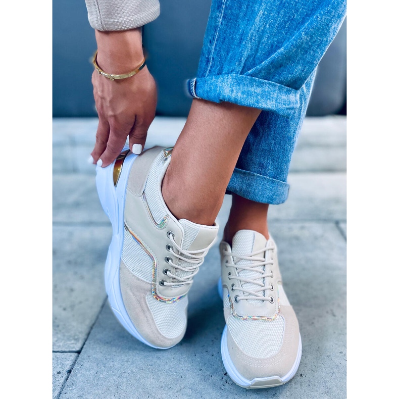 Sportskor på en dold Toni Beige kilklack 1