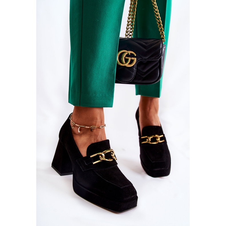 Pumps i mocka med en dekorativ kedja Laura Messi 2444 Svart 1