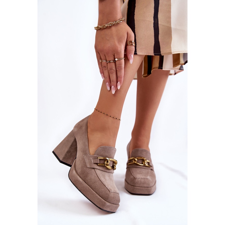 Pumps i mocka med en dekorativ kedja Laura Messi 2444 Ljusbrun beige 1
