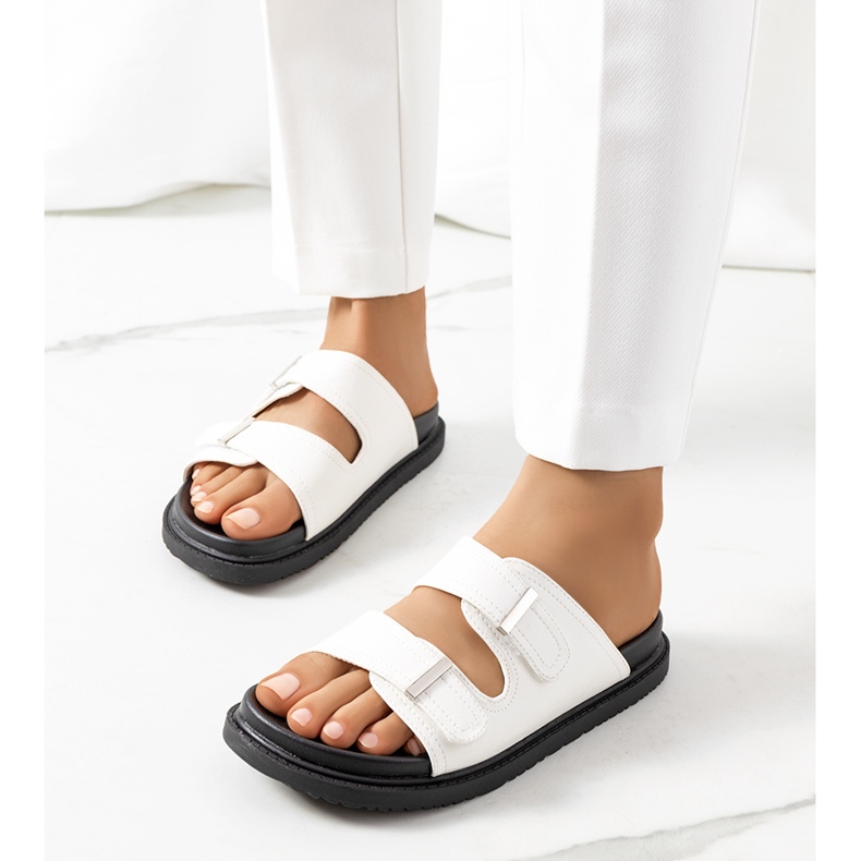 Vita tofflor på Boonah-plattformen 2