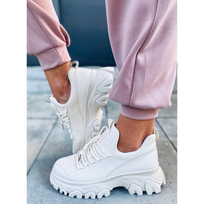 Huggy Beige sportskor med hög sula 1