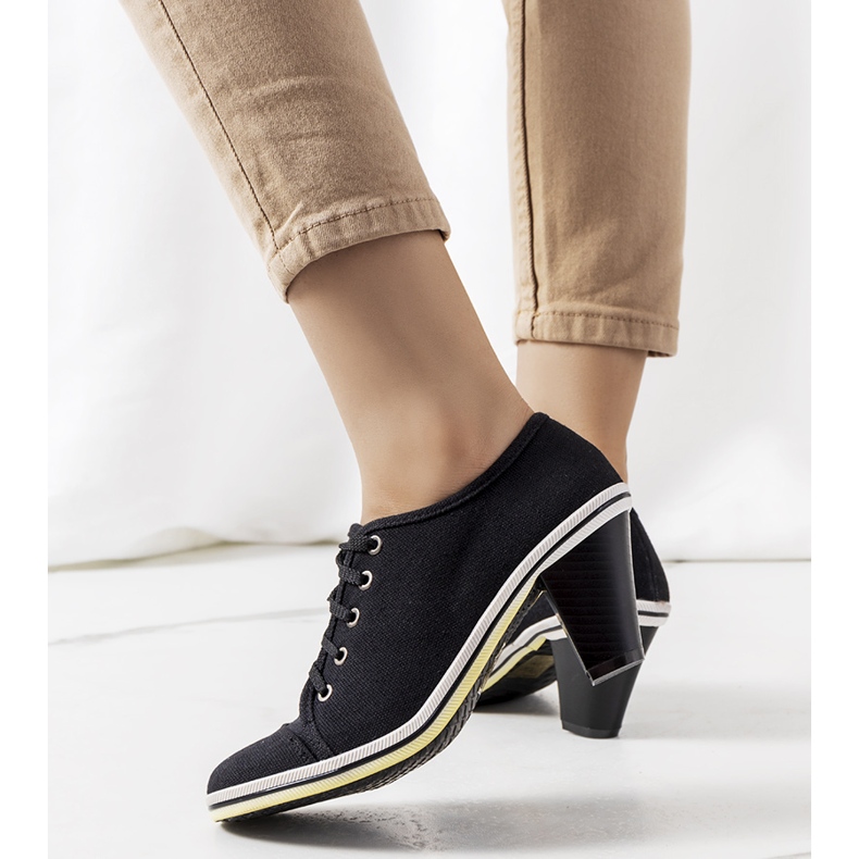 Svarta brogues på Belisle-posten 1