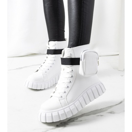 Vita sneakers på Haver-plattformen 1