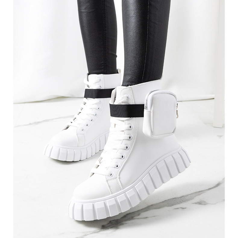 Vita sneakers på Haver-plattformen 1