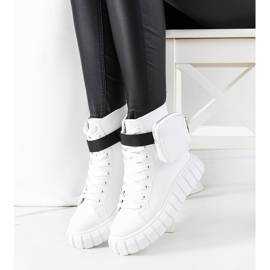 Vita sneakers på Haver-plattformen 2