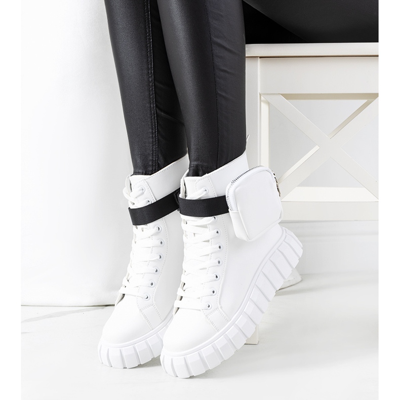 Vita sneakers på Haver-plattformen 2