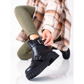 Svarta väskor med Goodin-spännen 1