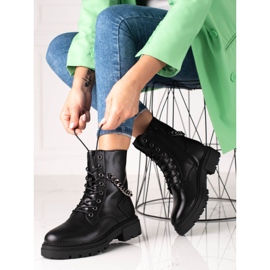 Svarta damväskor med en Shelovet-kedja på en tjock plattform 1