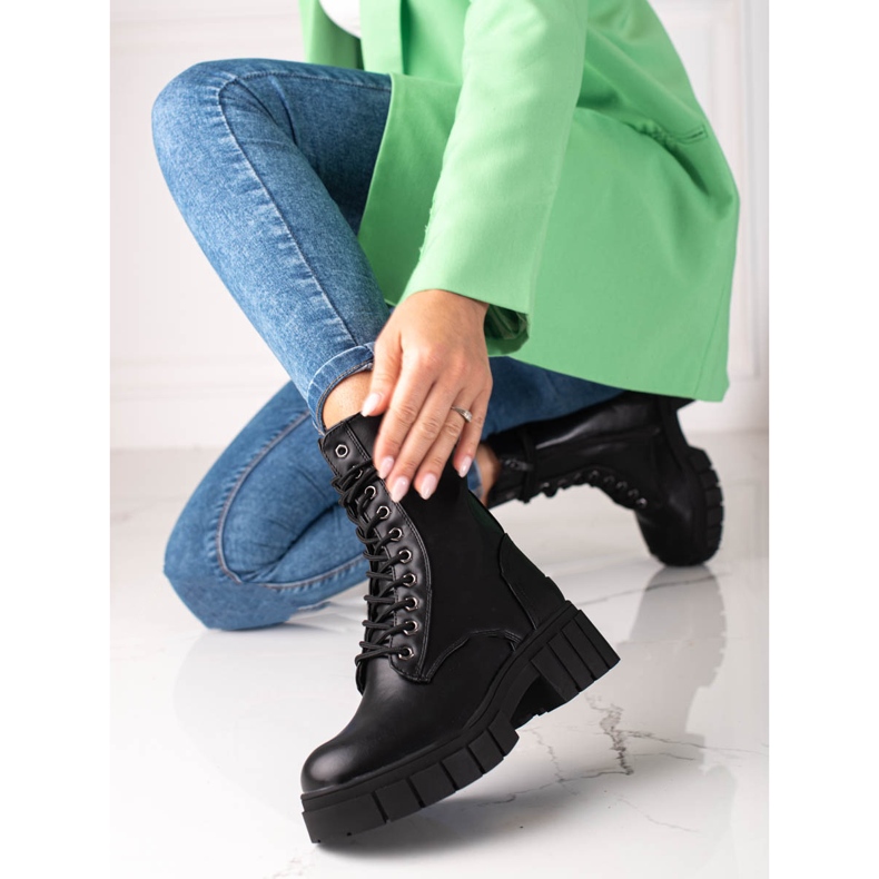 Shelovet kvinnliga arbetare på en tjock sula svart 1