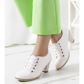 Vita brogues på Belisle-stolpen 1