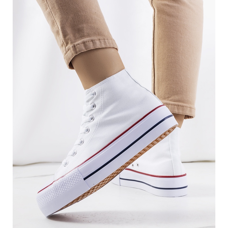 Vita sneakers på Korgay-plattformen 1