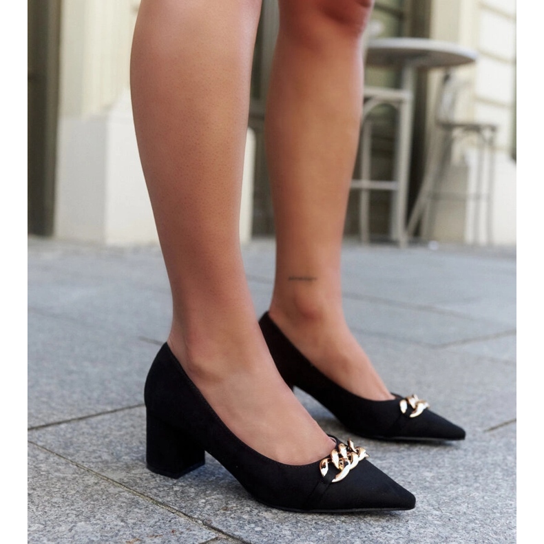 Svarta pumps på Makka-stolpen 2