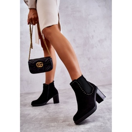 PG1 Svarta Cambia Mockastövlar Med Dubbar På En Stolpe 2