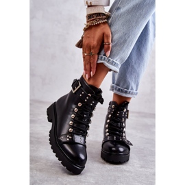 PG1 Svarta Sabine stövlar i ekoläder med dekorativt skärp 2