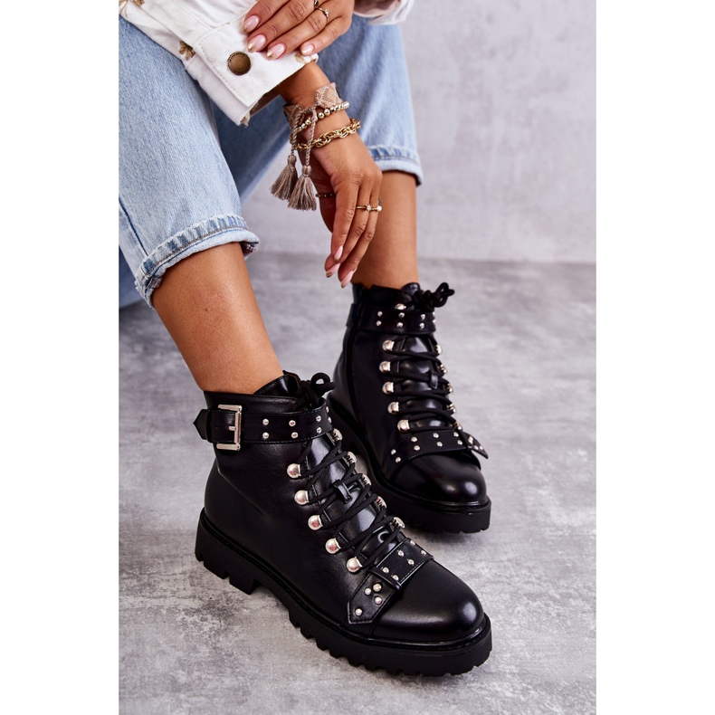 PG1 Svarta Sabine stövlar i ekoläder med dekorativt skärp 1