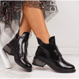 Svarta Filippo damstövlar på ett dekorativt block 1