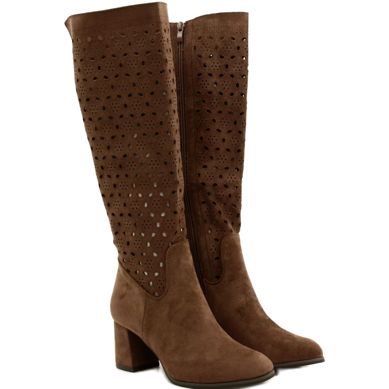 M.Daszyński Genombrutna stövlar på brun stolpe SA156-10 2