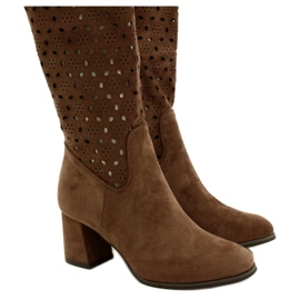 M.Daszyński Genombrutna stövlar på brun stolpe SA156-10 4