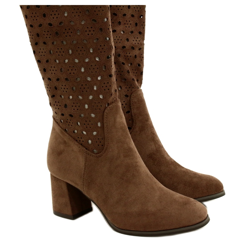 M.Daszyński Genombrutna stövlar på brun stolpe SA156-10 4