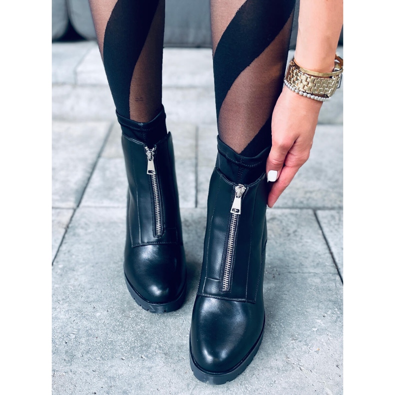 Vågiga svarta högklackade stövlar 1