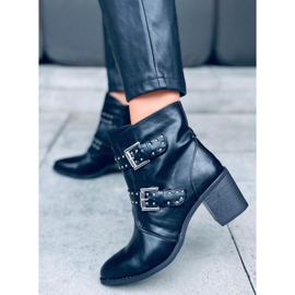 Högklackade stövlar med Ferox Black dubbar svart 1