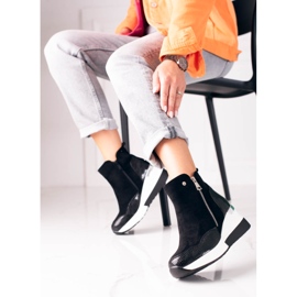 Svarta sportkängor för kvinnor på en vit kil Shelovet 2