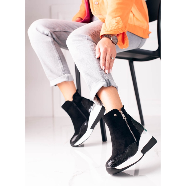 Svarta sportkängor för kvinnor på en vit kil Shelovet 2