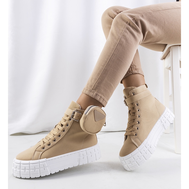 Beige sneakers på Lambari-plattformen 1