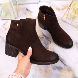 Kvinnors stövlar på stolpen av brun eko-mocka Potocki 1