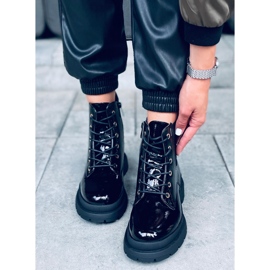 Lackade ankelboots med kedja Jake Black svart 1