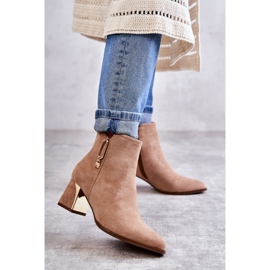 PS1 Mockastövlar på stolpe med beige Erine-dekoration 1