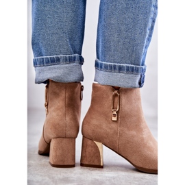 PS1 Mockastövlar på stolpe med beige Erine-dekoration 2