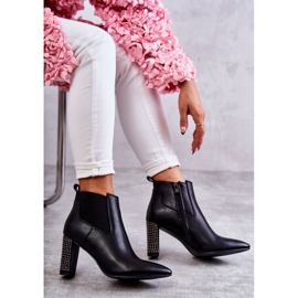 PG1 Eleganta svarta Elinor-stövlar på stolpe med jetstrålar 1