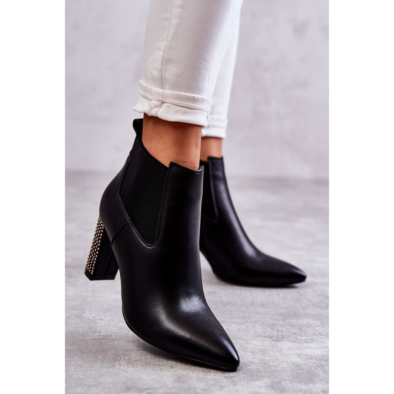 PG1 Eleganta svarta Elinor-stövlar på stolpe med jetstrålar 2