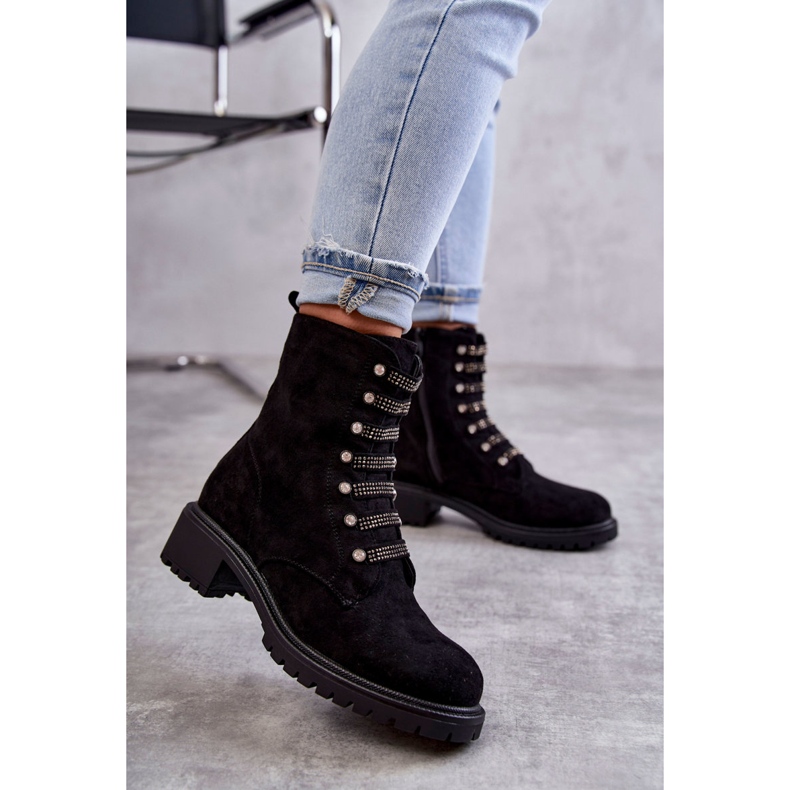 PG1 Svarta malesia stövlar i mocka med dekorativa ränder 1