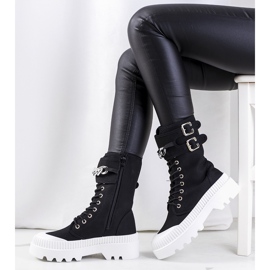 Svarta sneakers med Taus-kedja 1