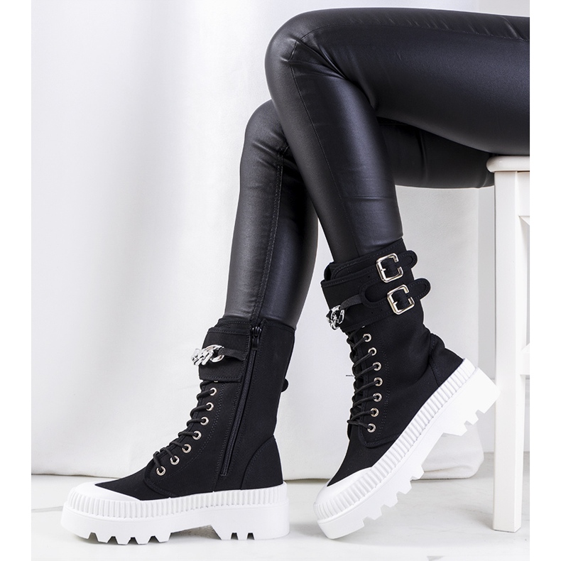 Svarta sneakers med Taus-kedja 1