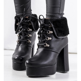 Svarta stövlar på Madinastolpen 1