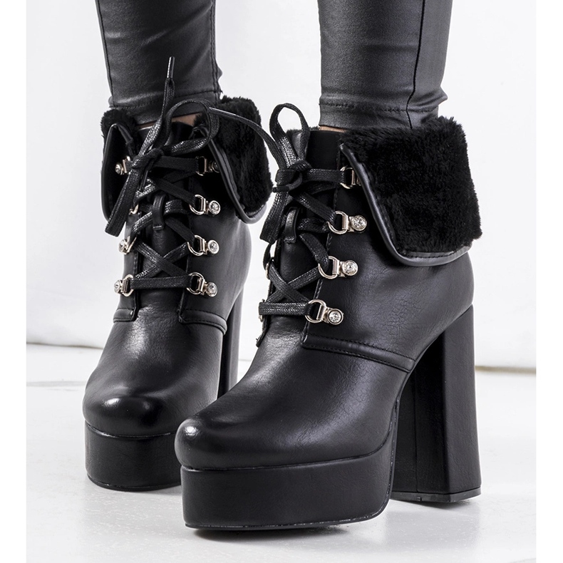 Svarta stövlar på Madinastolpen 1