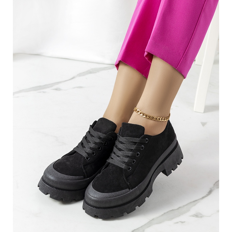 Svarta sneakers på Dearth-plattformen 1