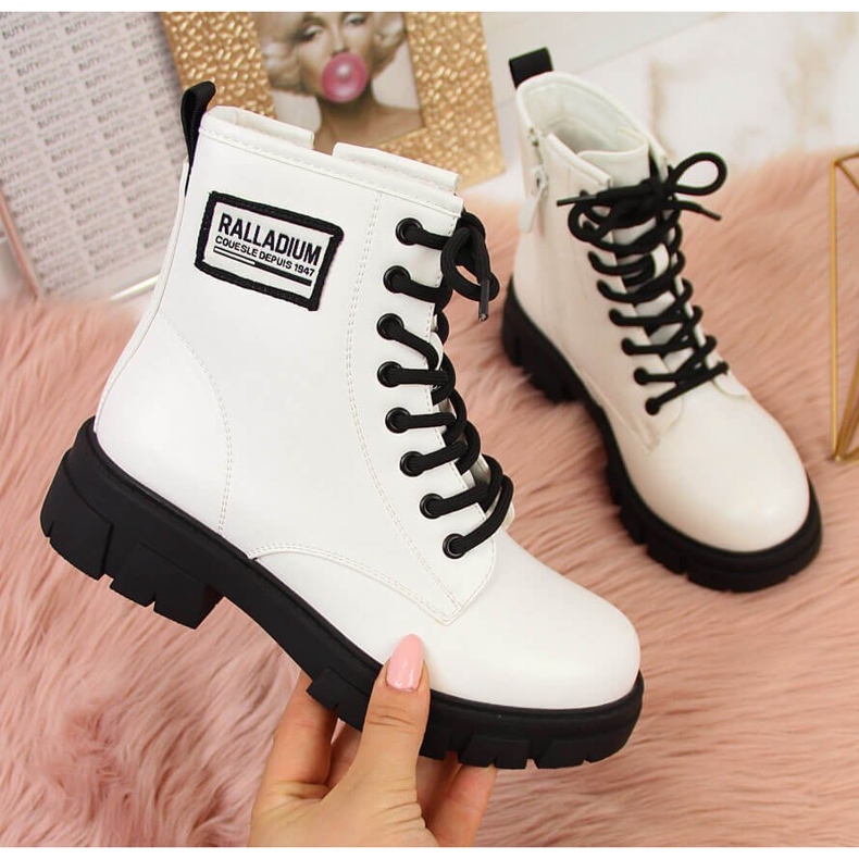 S.Barski Vita stövlar för tjejer isolerade av S. Bararski 1