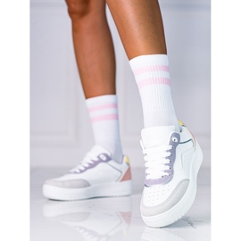 Shelovet kvinnors sportskor på en vit plattform 1