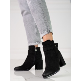 Kvinnors svarta stövlar på en stolpe gjord av ekologisk Shelovet mocka 1